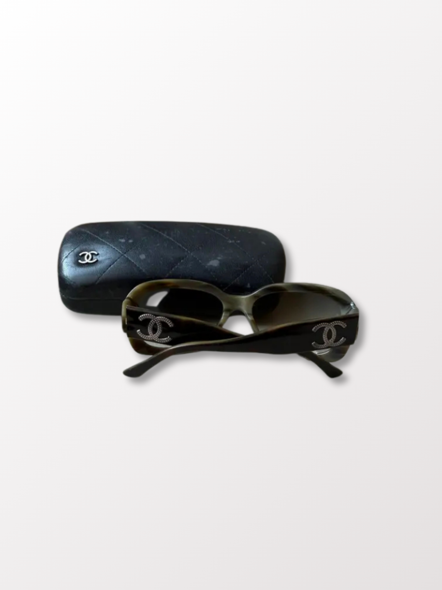 Original Chanel case accompanying vintage 5102 C.653/11 sunglasses
irvrsbl.com
+4